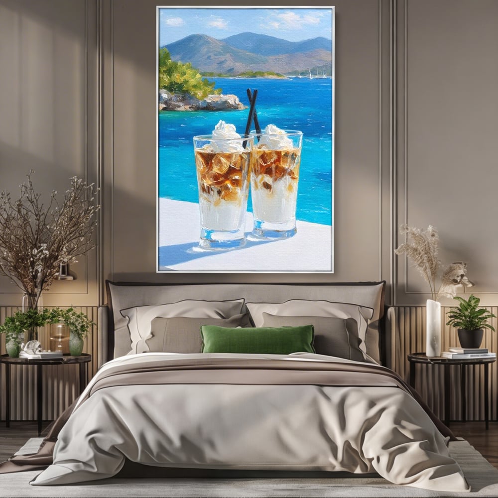 Tablou canvas cu pictura cu doua pahare de frappe pe malul marii, in rama de aluminiu argintiu, pe perete intr-un dormitor